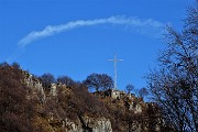 29 Dal rifugio vista sulla croce del Monte Zucco con aureola di nuvola bianca